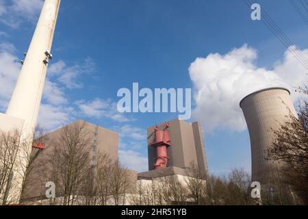 Tour de refroidissement de la centrale nucléaire contre ciel nuageux Banque D'Images