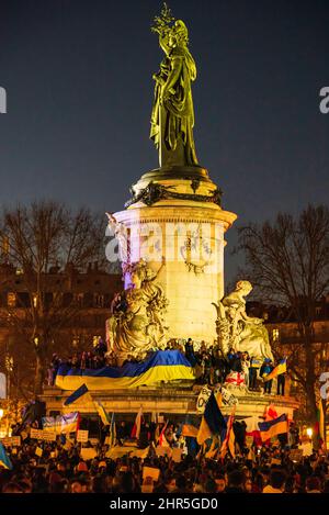 Paris, France. Février 23 2022: Les gens manifestent sur place de la République contre l'agression de Poutine et agitant des drapeaux ukrainiens soutenant l'Ukraine à Paris, France Banque D'Images