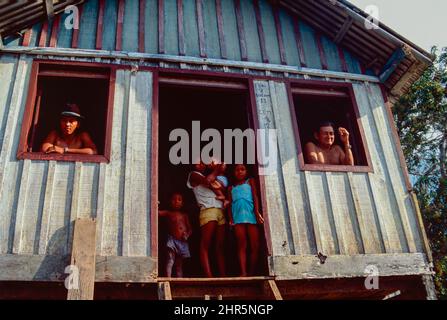 Péniche sur l'Amazone, près de Manaus, Brésil. Banque D'Images