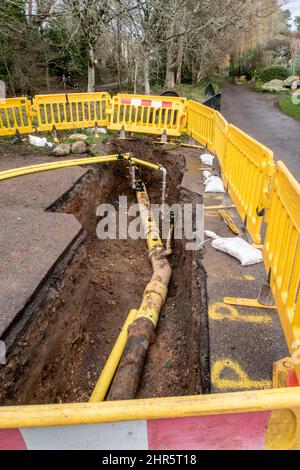 Tuyau principal de gaz découvert lors du remplacement de la tuyauterie à Sidmouth, Devon, Royaume-Uni. Travaux routiers, trou dans le sol, gaz principal. Banque D'Images