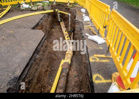 Tuyau principal de gaz découvert lors du remplacement de la tuyauterie à Sidmouth, Devon, Royaume-Uni. Travaux routiers, trou dans le sol, gaz principal. Banque D'Images