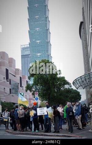 Taipei, Taïwan. 25th févr. 2022. Un groupe de volontaires ukrainiens, biélorusses, kazakhs, lituaniens, Le peuple russe et le peuple taïwanais se sont rassemblés devant le bureau de représentation de la Commission de coordination Moscou-Taipei pour protester contre l'invasion russe de l'Ukraine et pour manifester leur solidarité avec les populations qui souffrent de la guerre. (Credit image: © Yunjie Liao/Pacific Press via ZUMA Press Wire) Banque D'Images