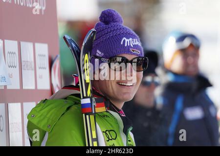 Maria Hoefl-Riesch, d'Allemagne, réagit dans la zone d'arrivée après sa course à la coupe du monde féminine de ski alpin à Lake Louise, en Alberta, le samedi 7 décembre 2013. LA PRESSE CANADIENNE/Jeff McIntosh