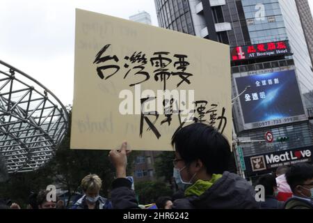 Taipei, Taïwan. 25th févr. 2022. ''nous avons besoin de mouvements à Taiwan contre la guerre.'' Un groupe de volontaires ukrainiens, biélorusses, kazakhs, lituaniens, Le peuple russe et le peuple taïwanais se sont rassemblés devant le bureau de représentation de la Commission de coordination Moscou-Taipei pour protester contre l'invasion russe de l'Ukraine et pour manifester leur solidarité avec les populations qui souffrent de la guerre. (Credit image: © Yunjie Liao/Pacific Press via ZUMA Press Wire) Banque D'Images