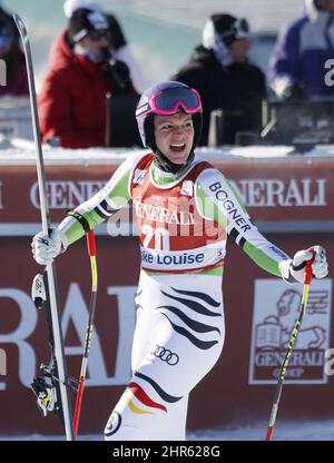 Maria Hoefl-Riesch, d'Allemagne, réagit dans la zone d'arrivée après sa course à la coupe du monde féminine de ski alpin à Lake Louise, en Alberta, le vendredi 6 décembre 2013. LA PRESSE CANADIENNE/Jeff McIntosh