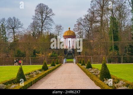 Belle vue panoramique sur l'Apollotempel (temple d'Apollon) vu sur la passerelle en gravier de l'ancienne parterre d'orangerie dans le jardin de la... Banque D'Images