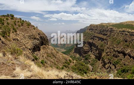 Vue panoramique sur le paysage du parc national des montagnes Simien dans les hauts plateaux du nord de l'Éthiopie. Banque D'Images