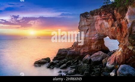 Laem Jamuk Khwai ou Buffalo Nose Cape au coucher du soleil à Krabi, en Thaïlande. Banque D'Images