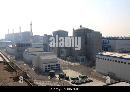LIANYUNGANG, CHINE - 25 FÉVRIER 2022 - photo prise le 25 février 2022 montre une vue panoramique des îles nucléaires au CNNC Tianwan Nuclear Power Plan Banque D'Images