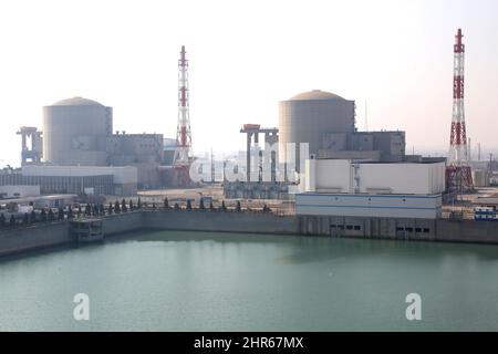 LIANYUNGANG, CHINE - 25 FÉVRIER 2022 - photo prise le 25 février 2022 montre une vue panoramique des îles nucléaires au CNNC Tianwan Nuclear Power Plan Banque D'Images