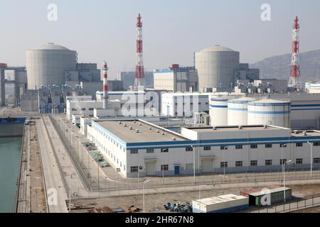 LIANYUNGANG, CHINE - 25 FÉVRIER 2022 - photo prise le 25 février 2022 montre une vue panoramique des îles nucléaires au CNNC Tianwan Nuclear Power Plan Banque D'Images