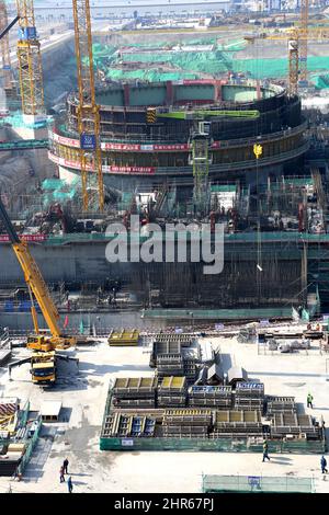 LIANYUNGANG, CHINE - 25 FÉVRIER 2022 - photo prise le 25 février 2022 montre le site de construction de l'île nucléaire de coulée pour l'unité 8 à la CNNC TIA Banque D'Images