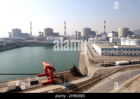 LIANYUNGANG, CHINE - 25 FÉVRIER 2022 - la photo prise le 25 février 2022 montre une vue panoramique des îles nucléaires nos 1 à 4 à la CNNC Tianwan Nuclea Banque D'Images