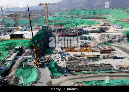LIANYUNGANG, CHINE - 25 FÉVRIER 2022 - photo prise le 25 février 2022 montre le site de construction de l'île nucléaire de coulée pour l'unité 8 à la CNNC TIA Banque D'Images
