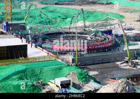 LIANYUNGANG, CHINE - 25 FÉVRIER 2022 - photo prise le 25 février 2022 montre le site de construction de l'île nucléaire de coulée pour l'unité 8 à la CNNC TIA Banque D'Images