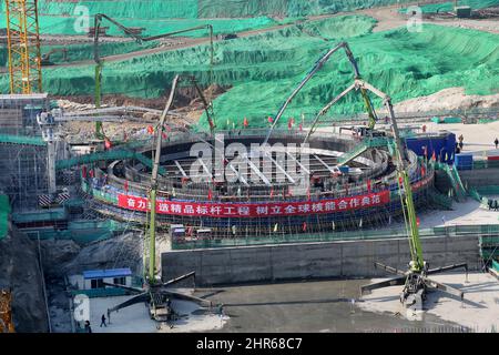LIANYUNGANG, CHINE - 25 FÉVRIER 2022 - photo prise le 25 février 2022 montre le site de construction de l'île nucléaire de coulée pour l'unité 8 à la CNNC TIA Banque D'Images