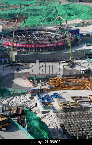 LIANYUNGANG, CHINE - 25 FÉVRIER 2022 - photo prise le 25 février 2022 montre le site de construction de l'île nucléaire de coulée pour l'unité 8 à la CNNC TIA Banque D'Images