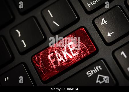 Message sur la touche entrée rouge brisée du clavier. Avertissement d'attaque de fausses nouvelles informatiques. Copier l'espace. Banque D'Images