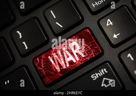 Message sur la touche entrée rouge brisée du clavier. Ordinateur Ukraine avertissement d'attaque de guerre. Copier l'espace. Banque D'Images