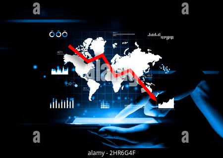 Concept de crise mondiale. Une flèche descendante sur l'arrière-plan d'une image holographique avec une carte du monde Banque D'Images