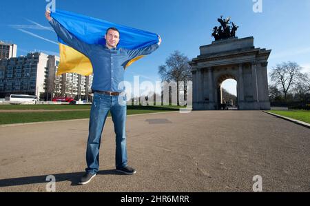 25 FÉV 2022 - INVASION DE LA RUSSIE - Wladimir Klitschko à Londres, Grande-Bretagne l'ancien champion du monde de boxe à fort grammage Wladimir Klitschko montre ses vraies couleurs comme il porte fièrement le drapeau ukranien devant Wellington Arch dans le centre de Londres. Cette image a été prise le 24th février 2014. Exactement 8 ans plus tard, la Russie envahit l'Ukraine. Wladimir est le frère de Vitali Klitschko, maire de Kiev, en Ukraine. Image : Mark pain / Alamy Live News Banque D'Images