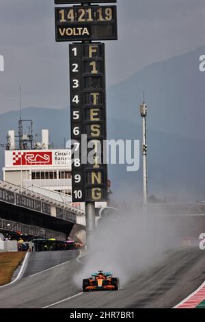 Barcelone, Espagne. 25th févr. 2022. Barcelone, Espagne. 25th févr. 2022. Daniel Ricciardo (AUS) McLaren MCL36. 25.02.2022. Test de Formule 1, troisième jour, Barcelone, Espagne. Vendredi. Le crédit photo devrait se lire: XPB/Alamy Live News. Crédit : XPB Images Ltd/Alamy Live News Banque D'Images