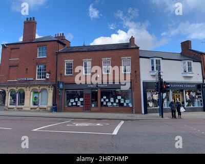 Strutt Parker agents immobiliers dans le marché Harborough Leicestershire Angleterre local vendre aux enchères personnes place shoppers arches vieux Banque D'Images