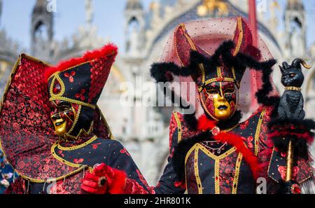 Magnifiques masques en face de la cathédrale de San Marco à Venise Banque D'Images