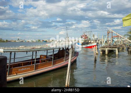 Samut Sakhon Thaïlande - 2 2022 février : gros bateaux de pêche dans la rivière Tha Chin dans la soirée, Samut Sakhon Thaïlande Banque D'Images