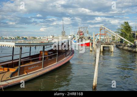 Samut Sakhon Thaïlande - 2 2022 février : gros bateaux de pêche dans la rivière Tha Chin dans la soirée, Samut Sakhon Thaïlande Banque D'Images