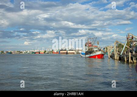 Samut Sakhon Thaïlande - 2 2022 février : gros bateaux de pêche dans la rivière Tha Chin dans la soirée, Samut Sakhon Thaïlande Banque D'Images