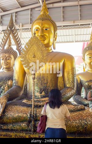 Samut Sakhon, THAÏLANDE - février 2 2022: Les gens prient le respect de la statue de bouddha à Wat Ketmadi si Wararam ce temple est très célèbre pour les touristes Banque D'Images