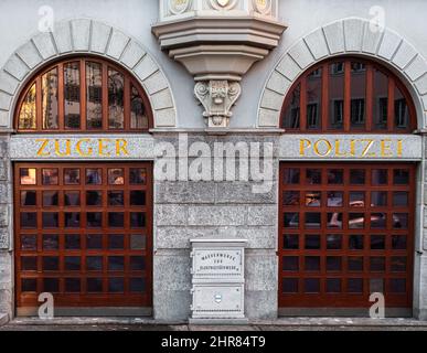 Zug, Suisse - 31 décembre 2021 : la fenêtre du poste de police de Zug, Suisse, avec l'inscription allemande Polizei - en traduction Polic Banque D'Images