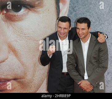 Les boxeurs poids lourd professionnel Vitali Klitschko (L) et son frère Wladimir Klitschko (R) arrivent pour la première du film 'Klitschko' au Cinestar cinéma à Potsdamer Platz, Berlin, GHermany, 15 juin 2011. Le film est d'être diffusé le 16 juin 2011. Photo : Joerg Carstensen Banque D'Images