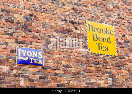 Panneaux émaillés colorés annonçant le thé de Lyons et le thé de Brooke Bond Banque D'Images