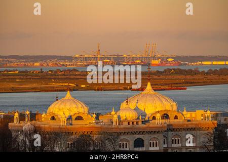 Vue vers le port de la passerelle de la Tamise avec les dômes du Guru Nanak Darbar Gurdwara à Gravesend en premier plan au coucher du soleil Banque D'Images