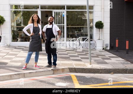 Portrait complet de jeunes baristas afro-américains souriants devant le café Banque D'Images