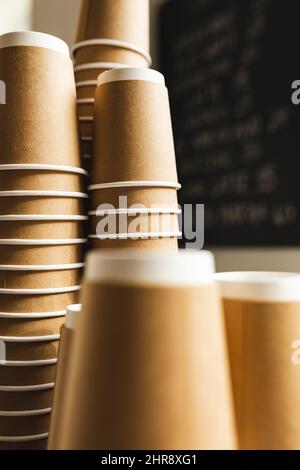 Gros plan des piles de tasses jetables brunes dans le café-restaurant Banque D'Images