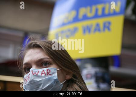 Istanbul, Turquie. 25th févr. 2022. Une femme anti-guerre est vue portant un masque de visage écrit sur 'No War' pendant la manifestation. Des citoyens ukrainiens et des personnes anti-guerre en Turquie se sont rassemblés devant le consulat de Russie à Istanbul pour protester contre l'attaque des troupes russes contre l'Ukraine. Crédit : SOPA Images Limited/Alamy Live News Banque D'Images