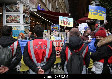 Istanbul, Turquie. 25th févr. 2022. Les manifestants tiennent des drapeaux et des pancartes ukrainiens pendant la manifestation. Des citoyens ukrainiens et des personnes anti-guerre en Turquie se sont rassemblés devant le consulat de Russie à Istanbul pour protester contre l'attaque des troupes russes contre l'Ukraine. Crédit : SOPA Images Limited/Alamy Live News Banque D'Images