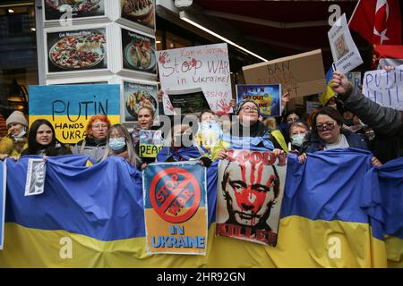 Istanbul, Turquie. 25th févr. 2022. Les manifestants tiennent des drapeaux et des pancartes ukrainiens pendant la manifestation. Des citoyens ukrainiens et des personnes anti-guerre en Turquie se sont rassemblés devant le consulat de Russie à Istanbul pour protester contre l'attaque des troupes russes contre l'Ukraine. Crédit : SOPA Images Limited/Alamy Live News Banque D'Images