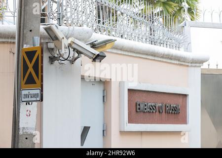 Bangkok, Thaïlande. 25th févr. 2022. CCTV détecte les mouvements autour de l'ambassade de Russie en Thaïlande, à Bangkok. (Credit image: © Edirach Toumlamoon/Pacific Press via ZUMA Press Wire) Banque D'Images