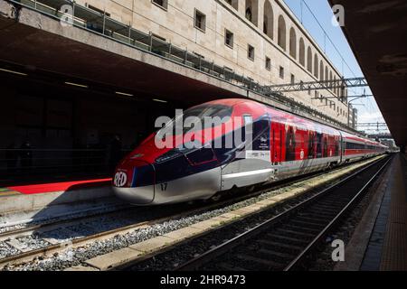 25 février 2022, Rome, Italie: Vue du train Frecciarossa 1000 avec des graphiques dédiés au film ''Red' (Credit image: © Matteo Nardone/Pacific Press via ZUMA Press Wire) Banque D'Images