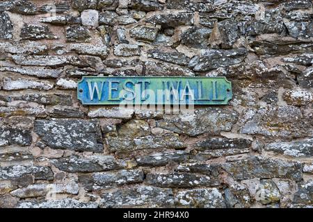 Panneau de nom de rue en fonte du mur ouest sur le vieux mur en pierre Banque D'Images