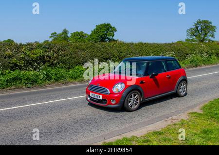 2011 rouge Mini Cooper D 1598 cc diesel 6, moteur diesel turbo combiné avec une boîte manuelle à 6 vitesses ; en route pour Capesthorne Hall Classic May show, Cheshire, Royaume-Uni Banque D'Images