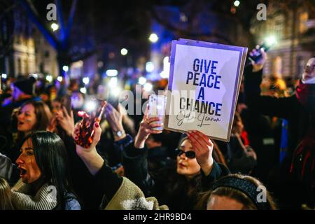 Un manifestant a vu tenir un écriteau avec une citation de John Lennon 'donner la paix a chance' pendant la manifestation. Après le début de l'invasion russe de l'Ukraine, des membres de la communauté ukrainienne et des Polonais et des Biélorusses ont protesté près des missions diplomatiques de la Fédération de Russie pour exprimer leur opposition à l'agression militaire russe. À Cracovie, où l'immigration ukrainienne est particulièrement importante, plusieurs milliers de personnes se sont rassemblées devant le consulat russe. (Photo de Filip Radwanski / SOPA Images/Sipa USA) Banque D'Images