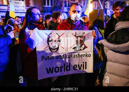 Les manifestants ont vu tenir un écriteau avec des portraits croisés de Vladimir Poutine et du dictateur biélorusse Alexandre Loukachenko avec des slogans "World evil" pendant la manifestation. Après le début de l'invasion russe de l'Ukraine, des membres de la communauté ukrainienne et des Polonais et des Biélorusses ont protesté près des missions diplomatiques de la Fédération de Russie pour exprimer leur opposition à l'agression militaire russe. À Cracovie, où l'immigration ukrainienne est particulièrement importante, plusieurs milliers de personnes se sont rassemblées devant le consulat russe. (Photo de Filip Radwanski / SOPA image Banque D'Images