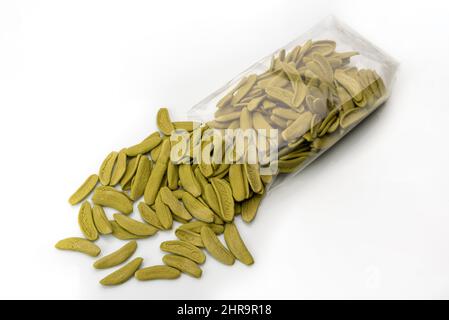 Pâtes aux feuilles d'olive (foglie di ulivo en langue italienne), pâtes vertes de blé dur séchées à l'italienne tipic aux épinards, sortir du sac transparent sur le dos blanc Banque D'Images