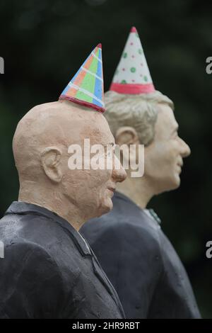 Figures masculines avec chapeaux de carnaval, gravité de la vie - Christel Lechner - 2021 sur la place de la mairie d'Eschborn, Hesse, Allemagne Banque D'Images