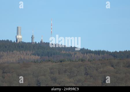 Vue sur Großer Feldberg 880M dans le Taunus depuis le château de Königstein, Hesse, Allemagne Banque D'Images